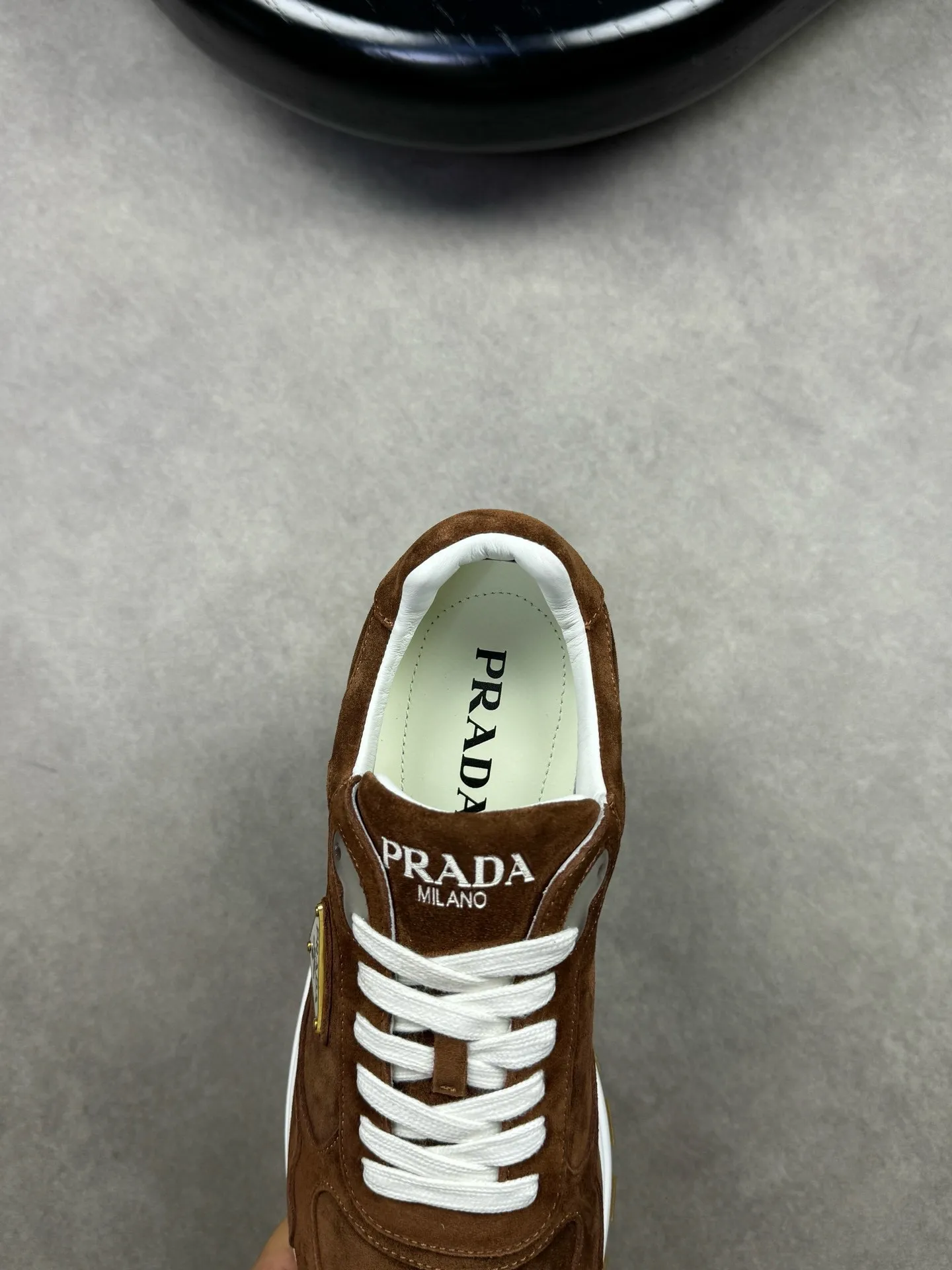 Batch 420, Prad* Prada's new men's thick-soled leather sports and casual shoes are made of imported high-value suede cowhide, combining elegant style and innovative design. The outer side is decorated with an enameled metal triangle logo, and the 4.5cm concave and convex rubber thick sole is full of modern style. The Prada letter logo is decorated on the heel and tongue, all of which illustrate the brand style. , soft, light, comfortable and durable on the feet! 38-44